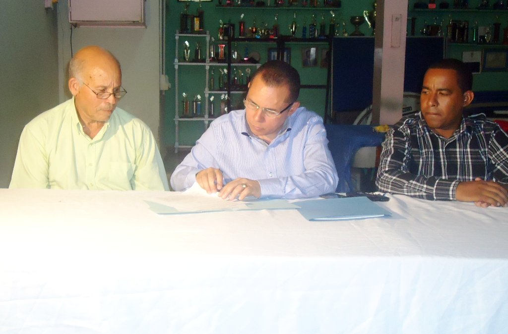 Alcalde Municipal Firma acuerdo para preservación &ldquo;Plaza de Los Obreros&rdquo; de Moca